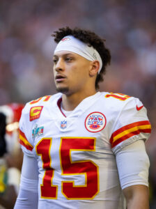 chiefs qb patrick mahomes suffers torn acl